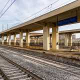 A ridosso del giardino si trova anche la fermata ferroviaria di Bari Parco Sud 